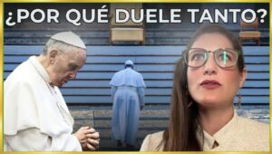 Imagen que muestra a una mujer hablando sobre el duelo tras la pérdida del Papa.